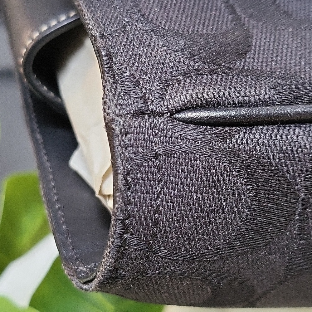 Authentic COACH mini lunch tote. - Picture 9 of 11